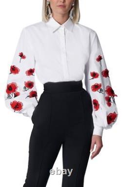 Chemise en coton pour femme avec manches brodées de fleurs pour une tenue de cocktail pour soirée promotionnelle.