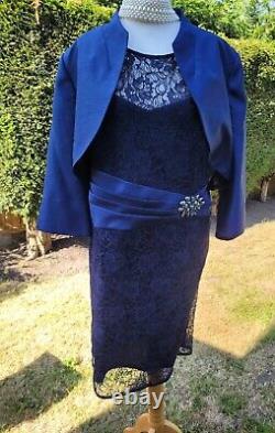 Tenue de la mère de la mariée : Robe en dentelle bleu marine taille 24 avec veste boléro assortie.