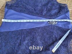 Tenue de la mère de la mariée : Robe en dentelle bleu marine taille 24 avec veste boléro assortie.